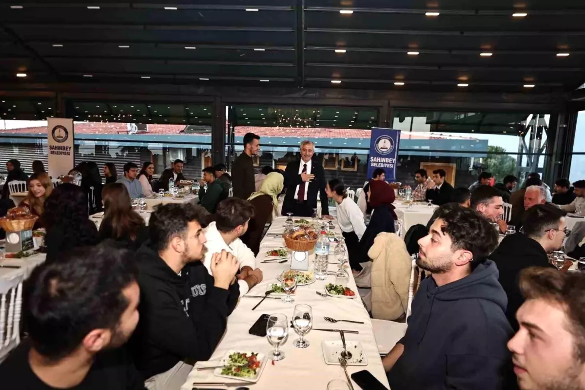 Başkan Tahmazoğlu, İzmir’de Gaziantepli Öğrencilerle Buluştu