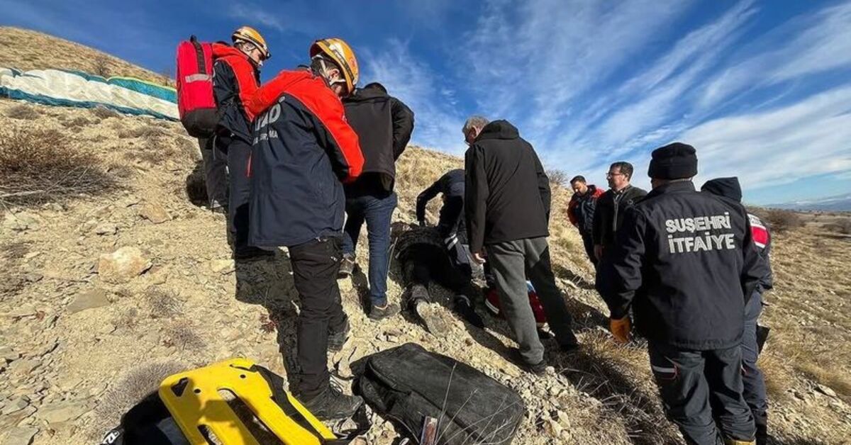 Sivas’ta rüzgara kapılarak düşen yamaç paraşütçüsü yaralandı