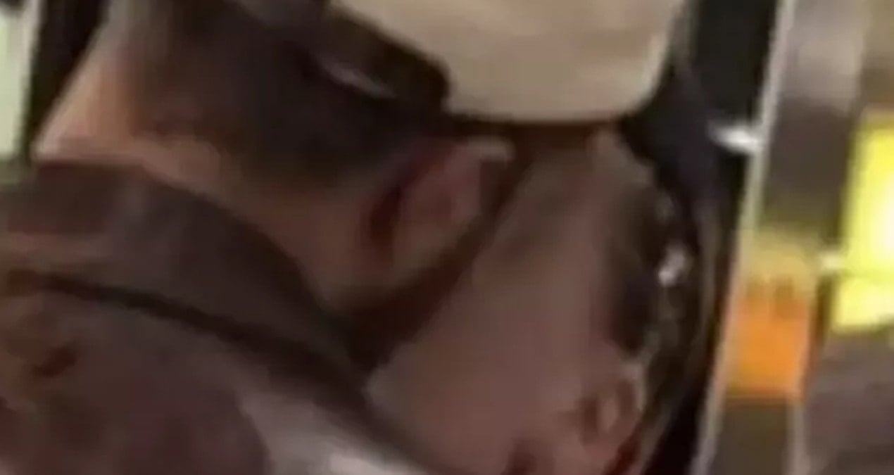 Serenay Sarıkaya ve Mert Demir havalimanında aşka geldi… Yolcular paylaştı